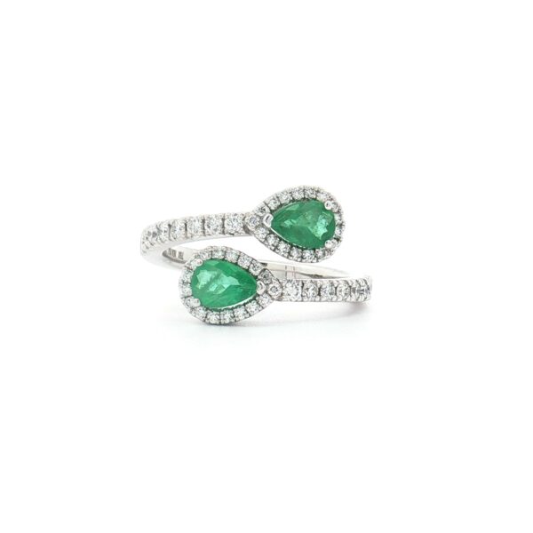 Anillo contrarié de oro blanco con esmeralda y diamantes